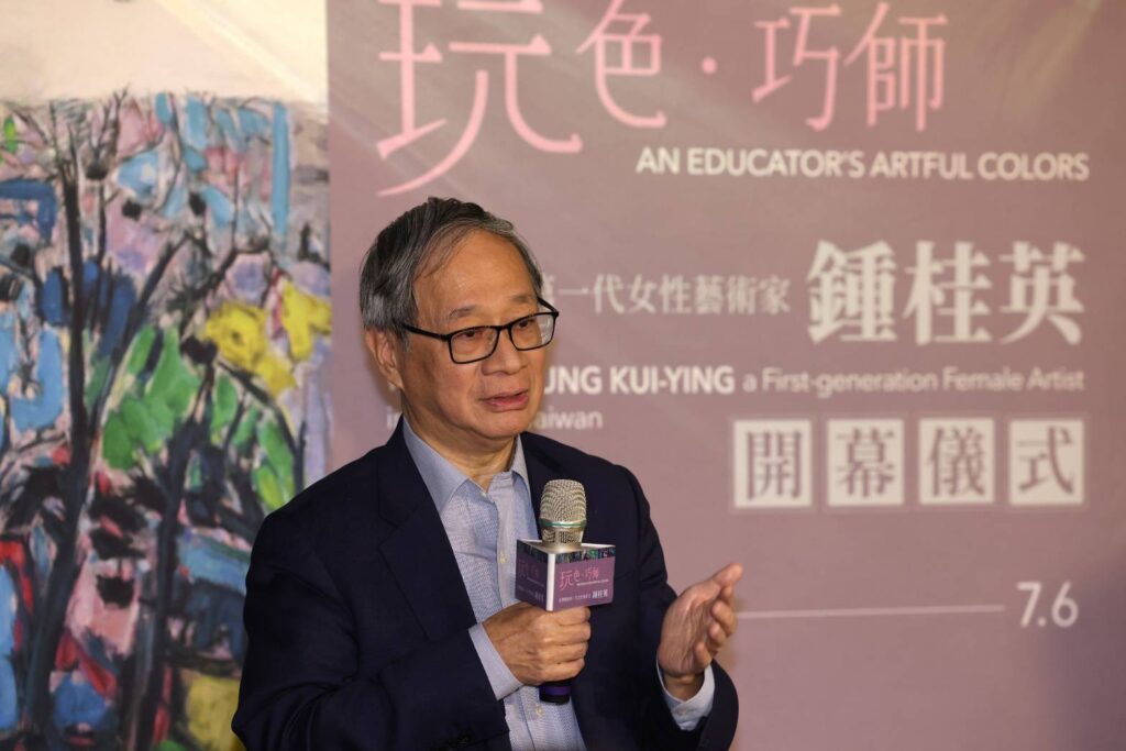 ▲文化部長李遠推崇鍾桂英老師畫風是浪漫溫柔的野獸派,色彩繽紛,令人驚艷。(記者 辛澎祥/攝)