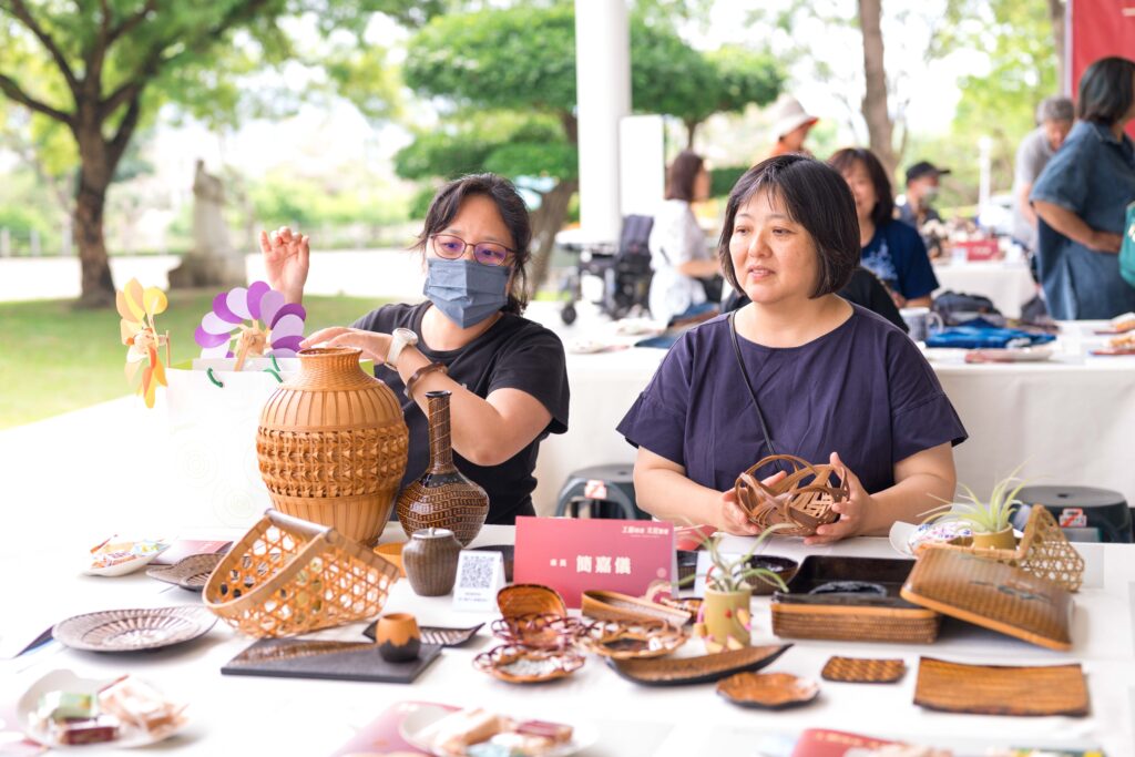 來自「藏知工坊」並師承國寶藝師李榮烈的簡嘉儀藝師(右)，專精於竹編工藝與籃胎漆器技藝。（圖/工藝中心提供）