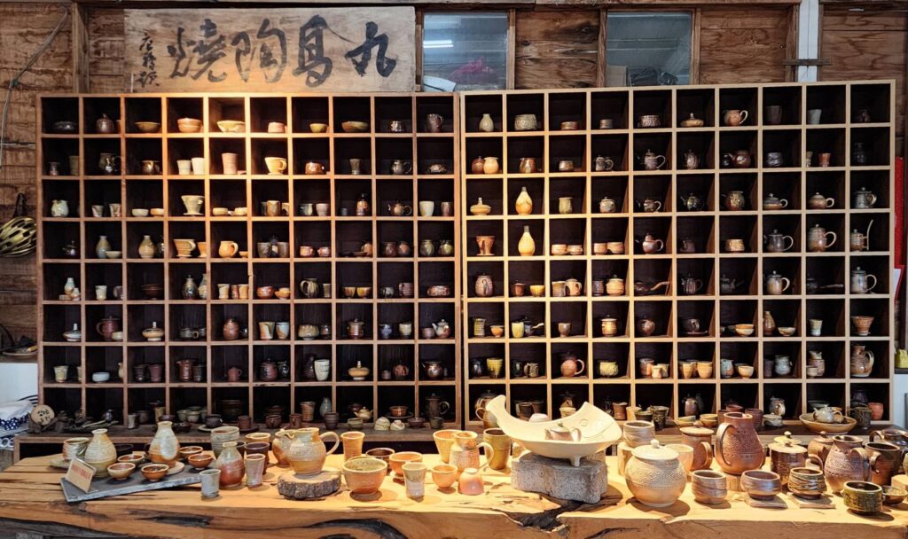 ▲阿亮老師的窯燒陶作,尤以陶杯的多層次質感與亮麗溫煦的造型,為愛陶者所樂於收藏。(記者 辛澎祥/攝)