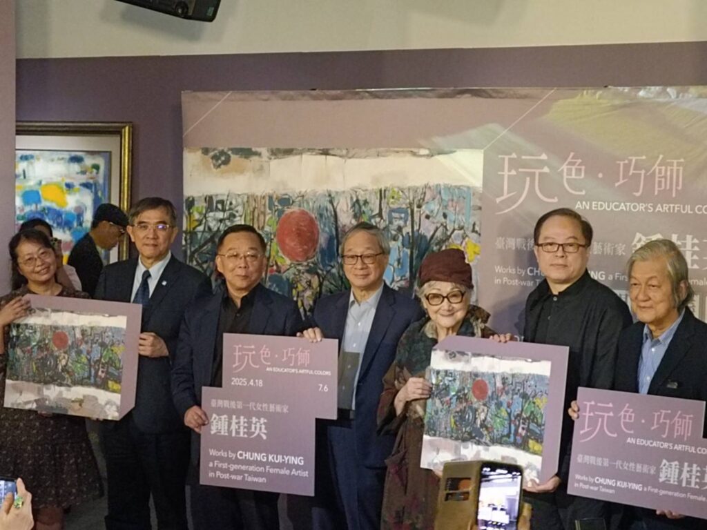 ▲出席特展開幕式的主協辦貴賓代表與鍾桂英老師(右三)開心合影留念。(記者 辛澎祥/攝)