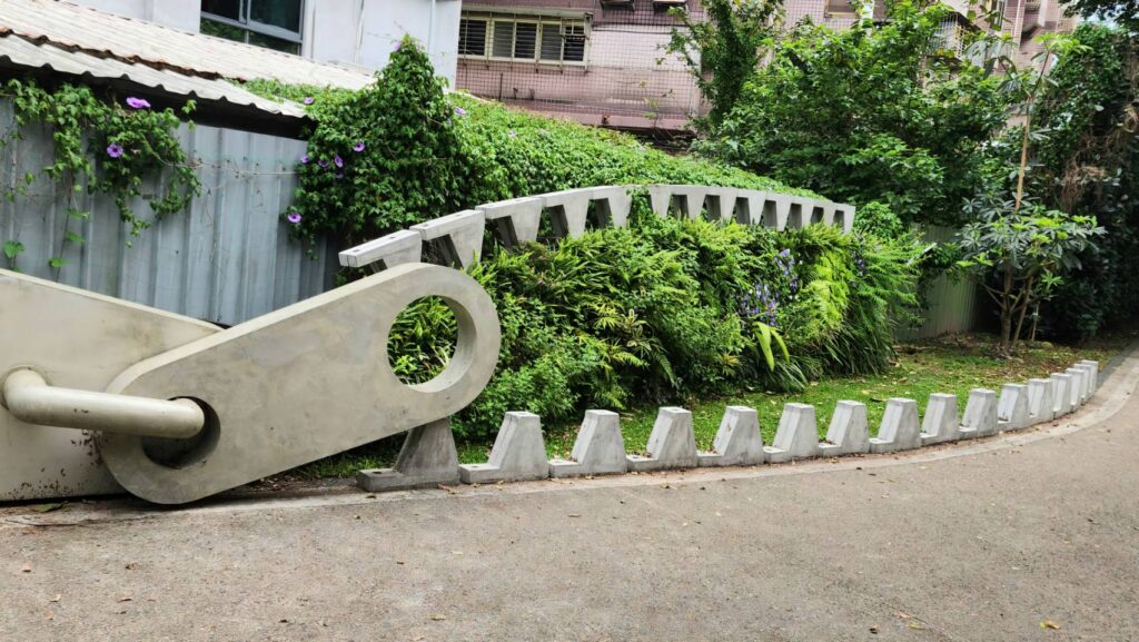▲藝術家郭奕臣的作品「縫河」,透過拉鍊意象的植生牆,喚起城市與自然共生的記憶。(記者 辛澎祥/攝)