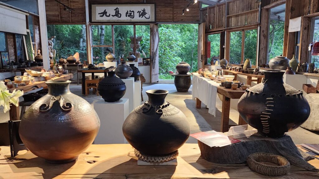 ▲「九鳥陶燒」工作室陳列與展示各類型阿亮老師的窯燒陶藝作品,不少原民圖騰與祖靈神祉相關的創作,讓人眼界大開。(記者 辛澎祥/攝)