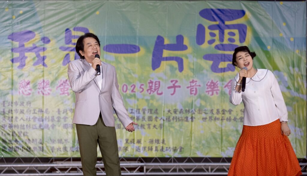 ▲聲樂家簡文秀教授(右)與男聲樂家陳明虔的二重唱演出,備受好評。(記者 辛澎祥/攝)