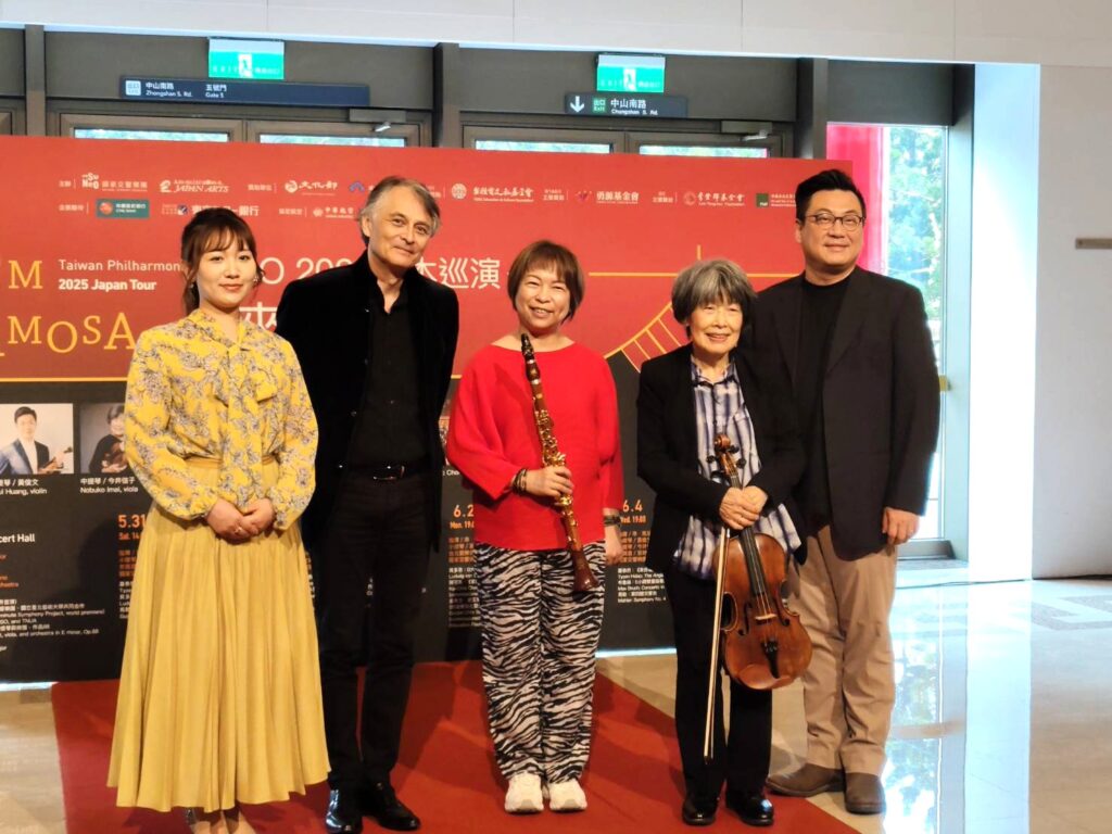 記者會音樂家合影(自左到右)女高音／宮地江奈(Ena Miyachi)、國家交響樂團音樂總監／準．馬寇爾、國家交響樂團單簧管首席／朱玫玲、中提琴家／今井信子(Nobuko Imai)、台北愛樂合唱團音樂總監／古育仲。（記者 陳安婷/攝）