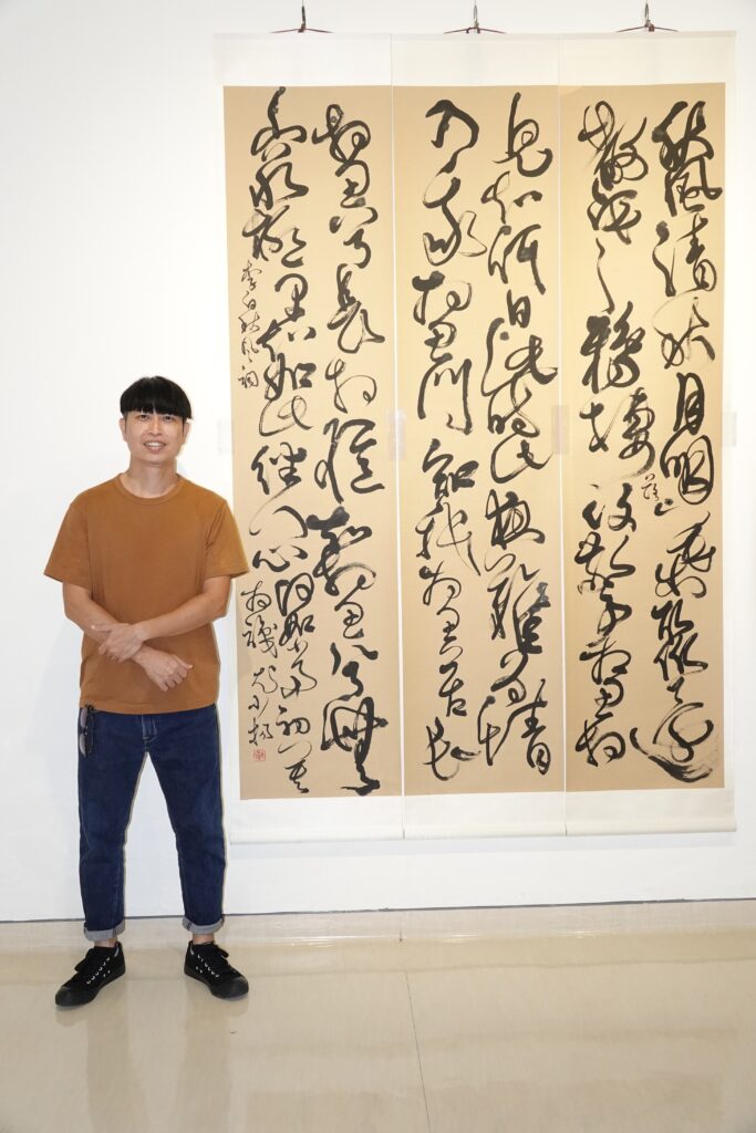 2023新北市美展一般組書法類第1名尤振宇與作品《李白–秋風詞」》合影。（圖/文化局提供）