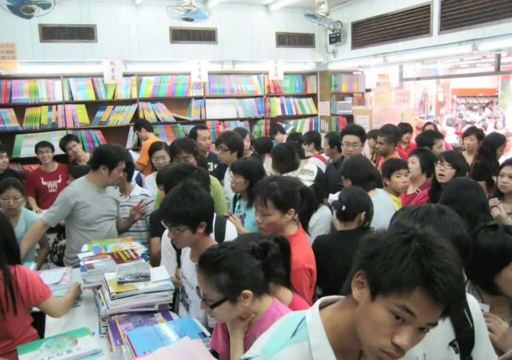 ▲經營顛峰時期的漢榮書局,看書與買書人潮洶湧,口碑不斷。(圖/石漢基 提供)