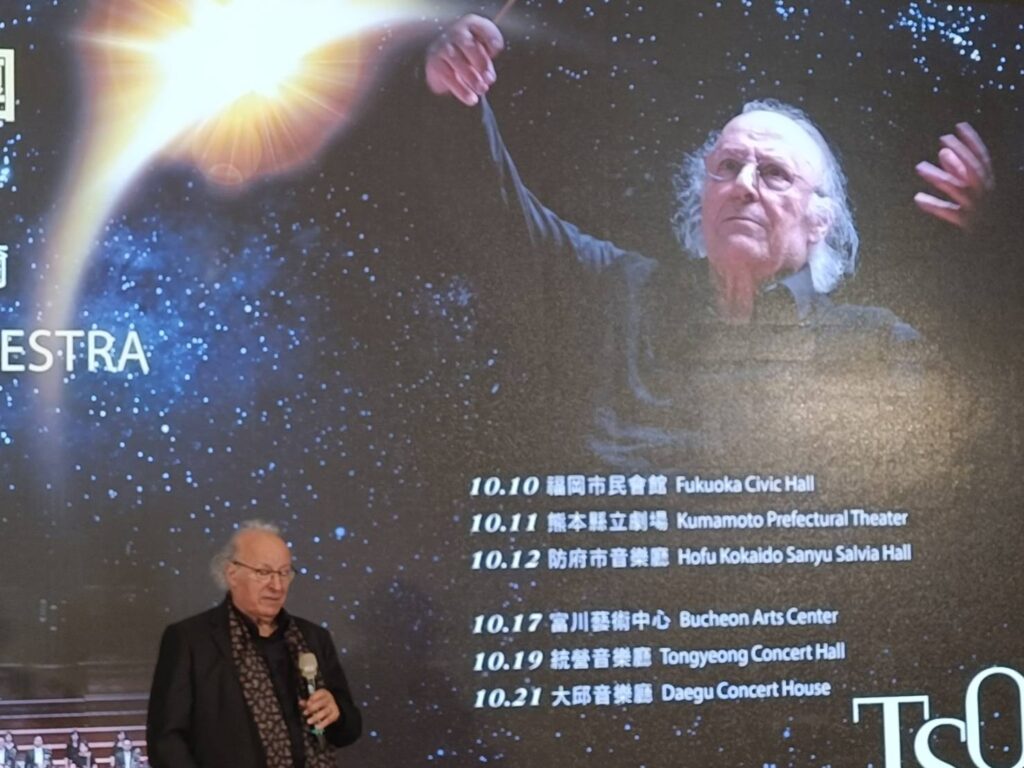▲臺北市立交響樂團國際桂冠指揮伊利亞胡•殷巴爾致詞時說明這次亞洲巡演的特色與他高度期待的知性之旅。（記者 辛澎祥/攝）