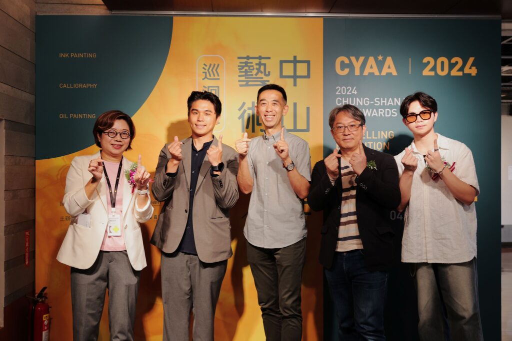 （左起）嘉義市立美術館陳佳琦館長、文化局謝育哲局長、國父紀念館王蘭生館長、評審團代表古耀華教授、中山青年藝術獎油畫類中山獎得主李梓維合影。（圖/國父紀念館提供）