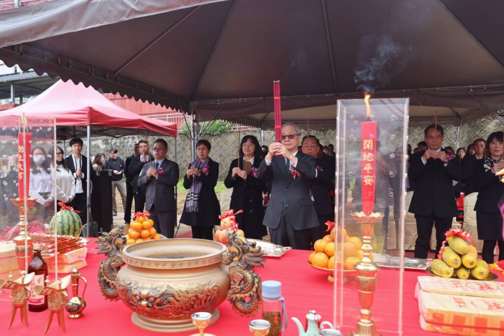 ▲李遠部長與各界貴賓上香祈福祝禱工程順利圓滿。（圖/文化部 提供）