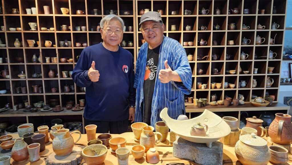 ▲臺東都蘭山畫院院長林永發教授(左),對阿亮老師的陶藝創作讚譽有加,兩人在工作室開心合影留念。(記者 辛澎祥/攝)