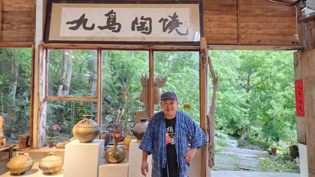 ▲原民陶藝家廖光亮老師,在「九鳥陶燒」工作室創作顯得怡然自得。(記者 辛澎祥/攝)