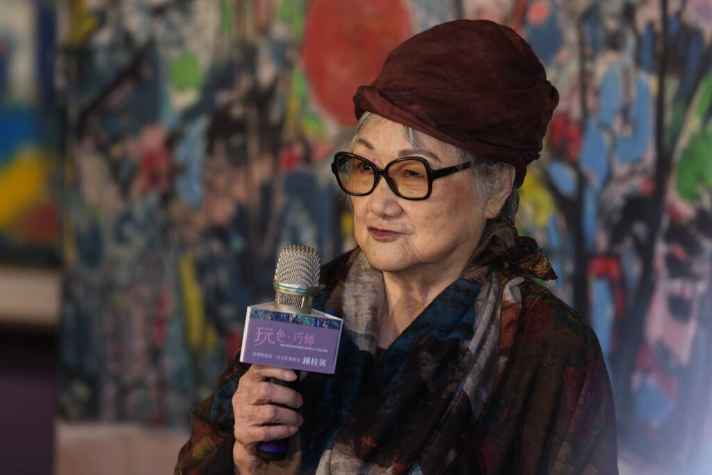 ▲前輩藝術家鍾桂英舉行特展,在開幕式上致詞表達對老師同學與學生的感恩,期待作品能得到大家的共鳴。(記者 辛澎祥/攝)