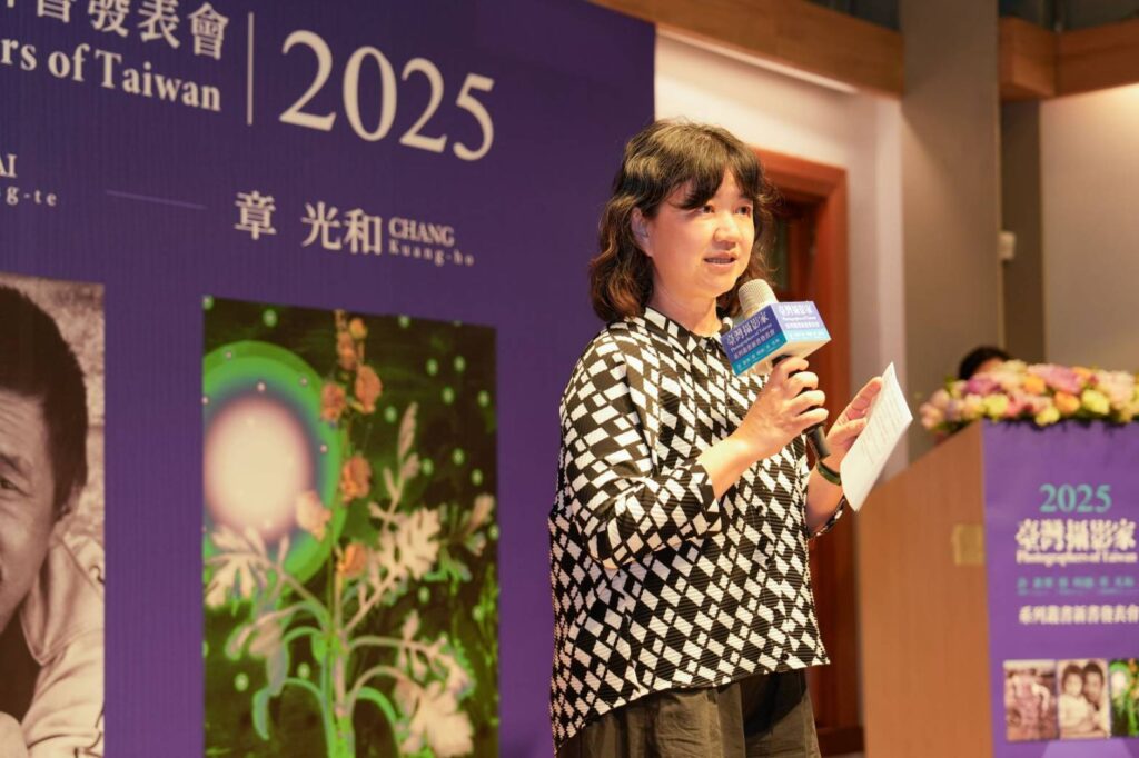▲文化部次長李靜慧致詞時表達對專注與堅持的攝影工作者的高度讚賞,並認為他們紀錄了人間的美好。(記者 辛澎祥/攝)
