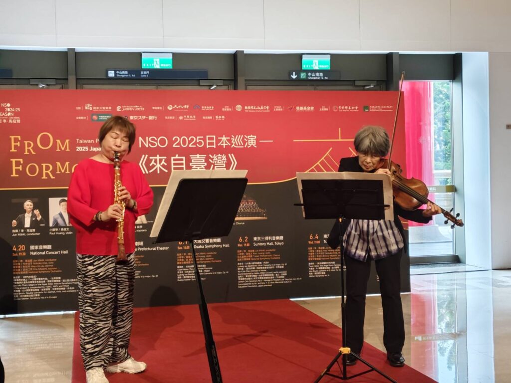中提琴教母今井信子（右）、NSO單簧管首席朱玫玲於記者會上合奏的專注神情。（記者陳安婷/攝）