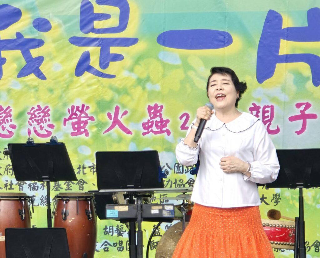 ▲簡文秀演唱膾炙人口且耳熟能詳的歌曲,帶動了現場的氣氛,台上台下打成一片。(記者 辛澎祥/攝)