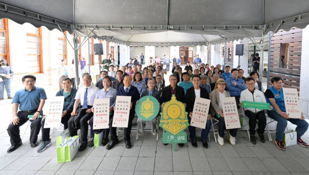 ▲出席展覽活動開幕式的各界貴賓與全省工藝家代表合影留念。(圖/文化部 提供)
