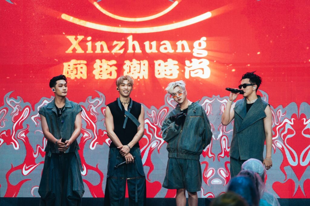人氣男子團體壓軸登場，身穿新穎的廟街時尚服飾演出。（圖/文化局提供）