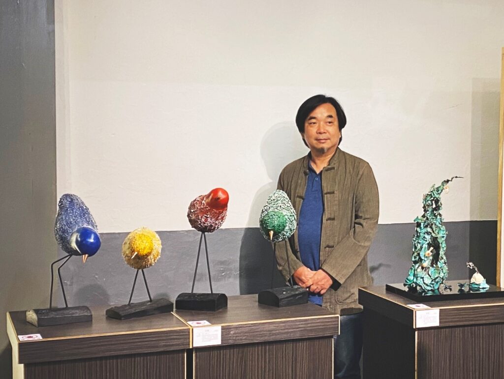 第四屆臺中市工藝師何堂立老師與作品合照。（圖/文化局提供）