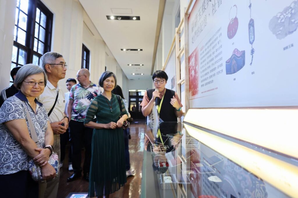 ▲策展單位向出席活動的貴賓進行藏品的展覽。(圖/文化部 提供)