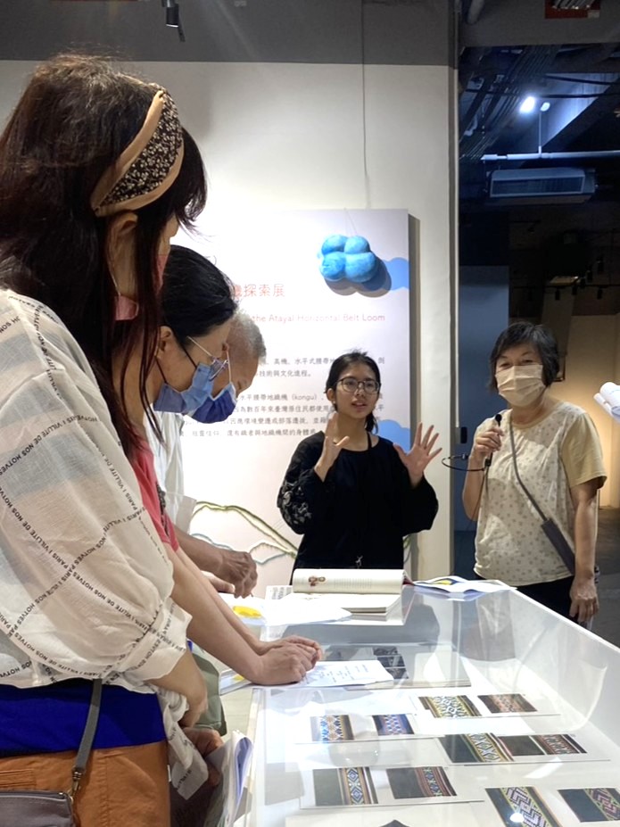策展人羅娜‧弗耐(中)解說泰雅族織紋特色。(圖/纖維工藝博物館提供)
