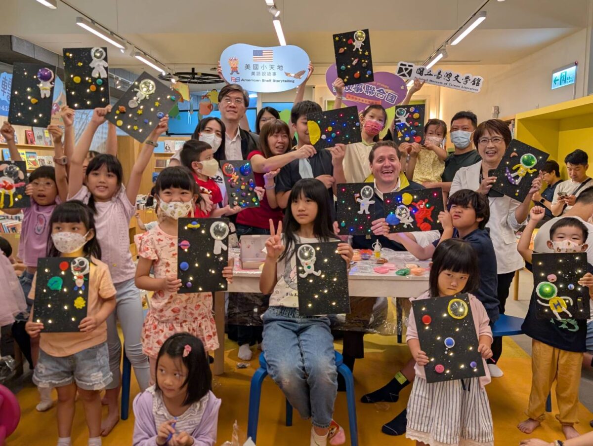 張子霖處長蒞臨臺文館說故事   與小朋友展開火星冒險之旅