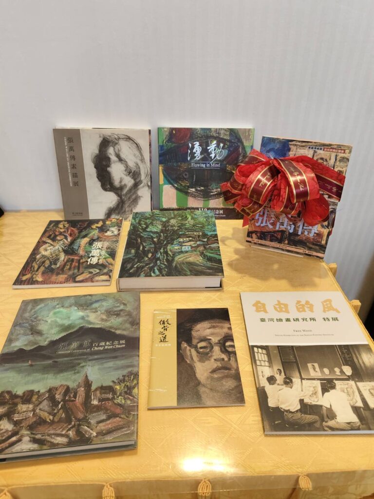 張萬傳家屬致贈國圖的張萬傳主題圖書。（記者 陳安婷/攝）