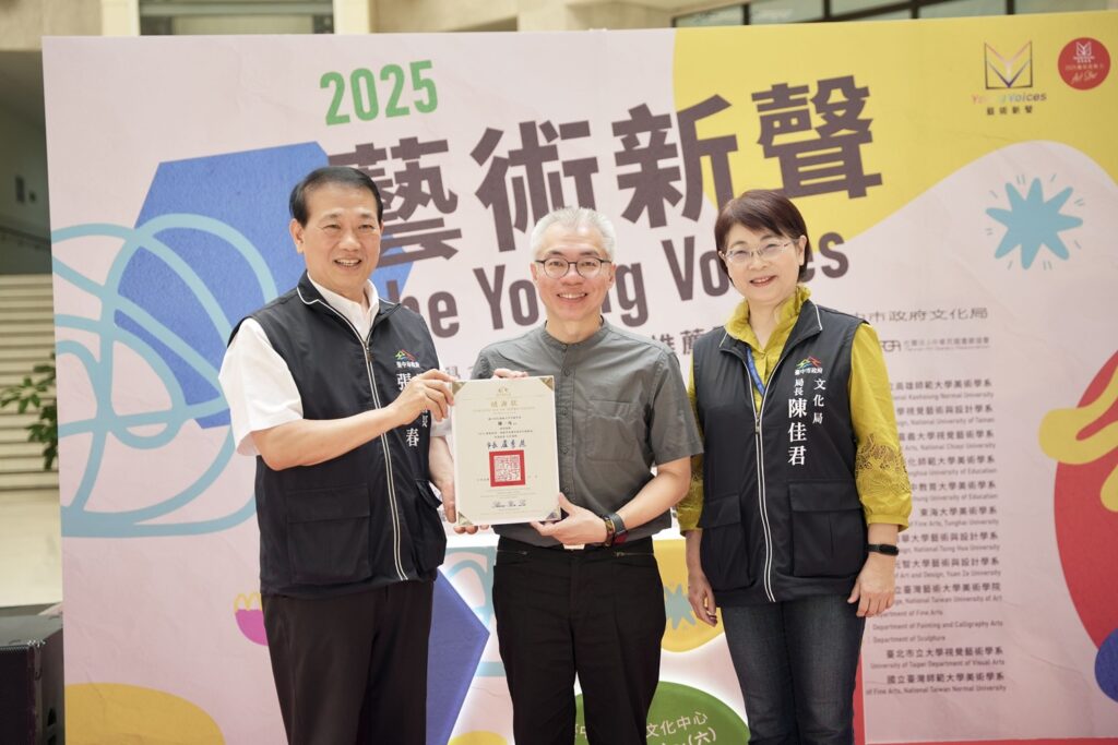 總策展人陳一凡(中)教授感謝中市府副秘書長張大春（左）文化局長陳佳君長期支持藝術新聲大展。 (圖/文化局提供)