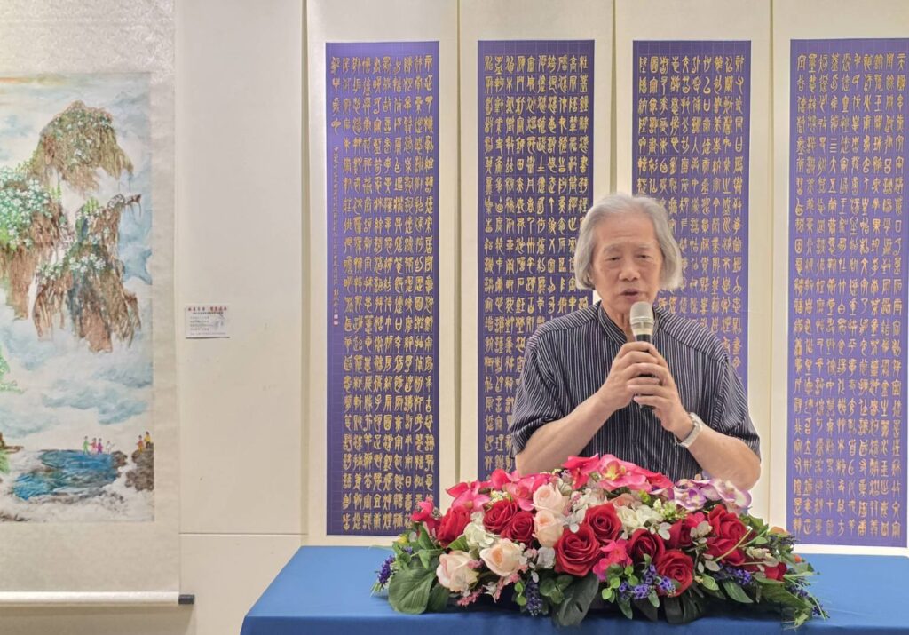 ▲一銀文教基金會董事也是知名油畫家的詹阿水，以自身創作的「水中作畫」剖析創新與獨特畫技與老師們交流互動。（記者 辛澎祥/攝）