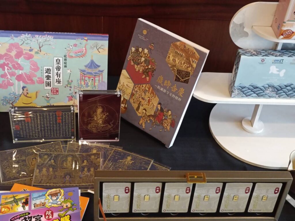 ▲故宮紀念商品多元且具質感。（記者 辛澎祥/攝）