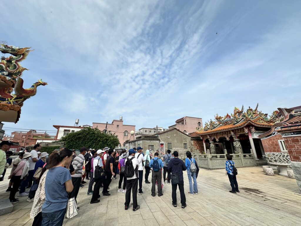 ▲民眾參加走讀知性之旅顯得興致高昂。（圖/金門文化局 提供）
