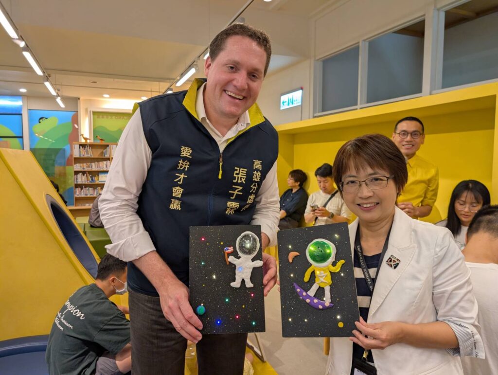 ▲臺文館邀請美國在台協會高雄分處處長張子霖（左）臺文館館長陳瑩芳與小朋友同歡樂。（圖/臺文館 提供）
