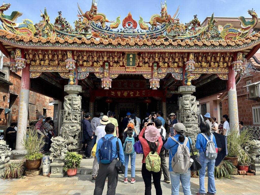 ▲走讀與實地觀察體驗，讓走讀之旅備感深摯意義。（圖/金門文化局 提供）