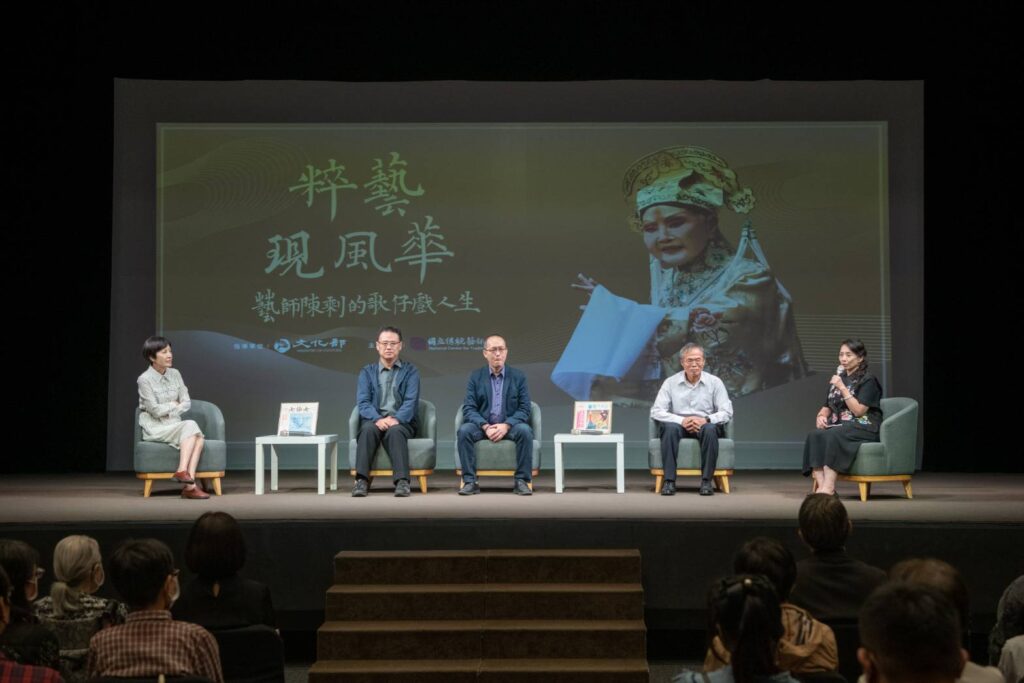 ▲首映會後特別舉行一場座談會,由政大中文系教授蔡欣欣(右)擔任會議主持人。(記者 辛澎祥/攝)