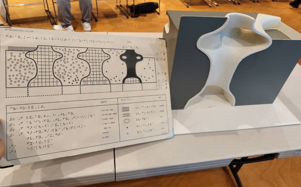 歌劇院特別製作凹凸不平的建築平面圖以及立體建築模型輔具。（記者 陳安婷/攝）