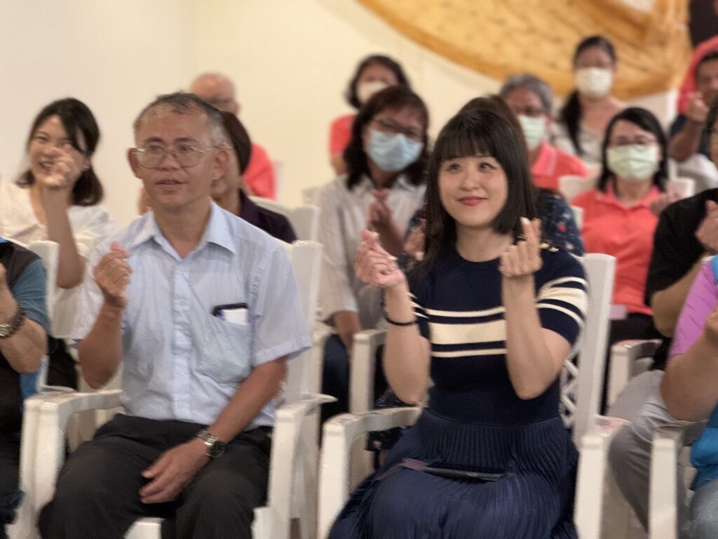 ▲Emily Kuo （右）推出複合媒材人像展，備受矚目。（圖/臺東生活美學館 提供）