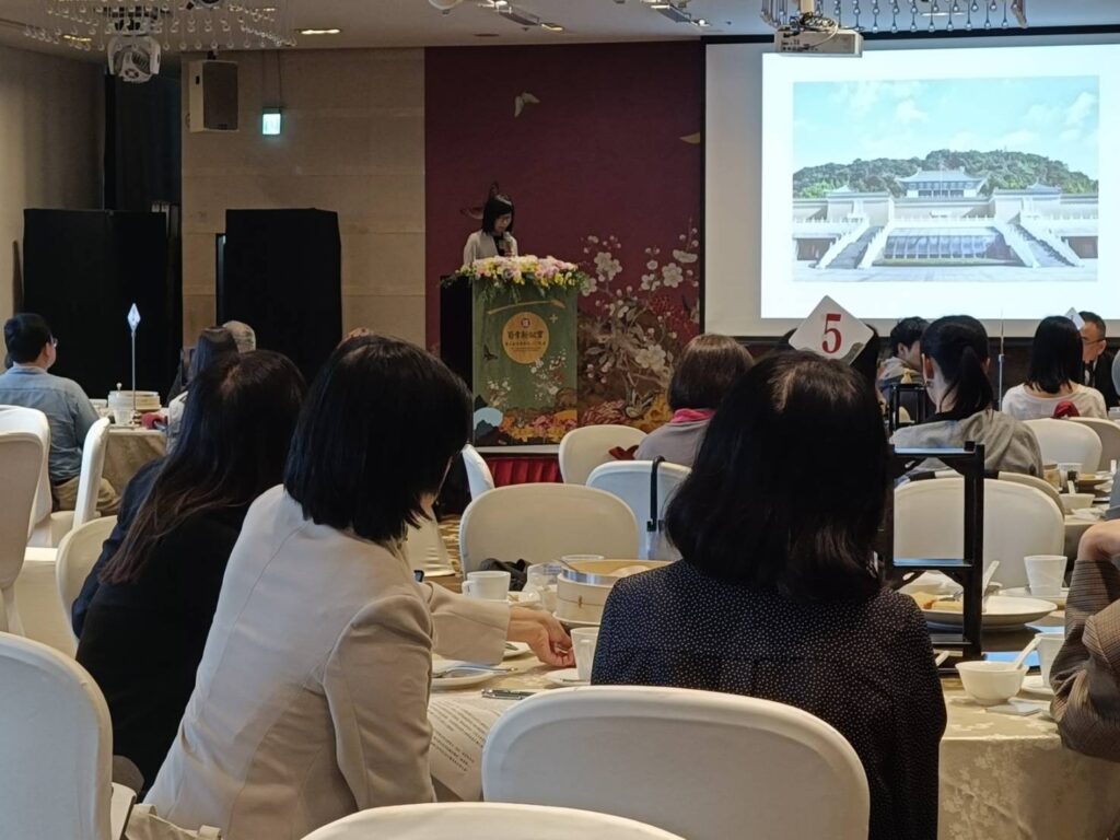 ▲故宮副院長余佩瑾說明故宮百年南北院大展與國際交流展覽的內容。（記者 辛澎祥/攝）
