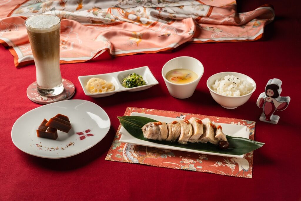 史博館4樓荷悅餐廳以館藏版畫《貴妃醉酒》(館藏編號85-00510)為題，可享用唐代風華醉雞套餐。（圖/史博館提供）