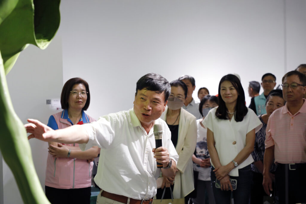 ▲藝術家林正仁為來賓進行作品導覽。（圖/宜蘭縣文化局 提供）