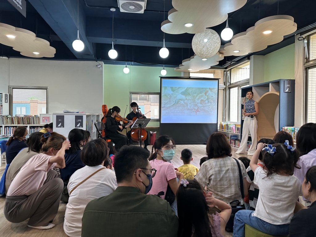 繪本創作者林星妤擔任故事說書人，希望透過親子共讀，變成孩子的幸福時光。 (圖/文化局提供)
