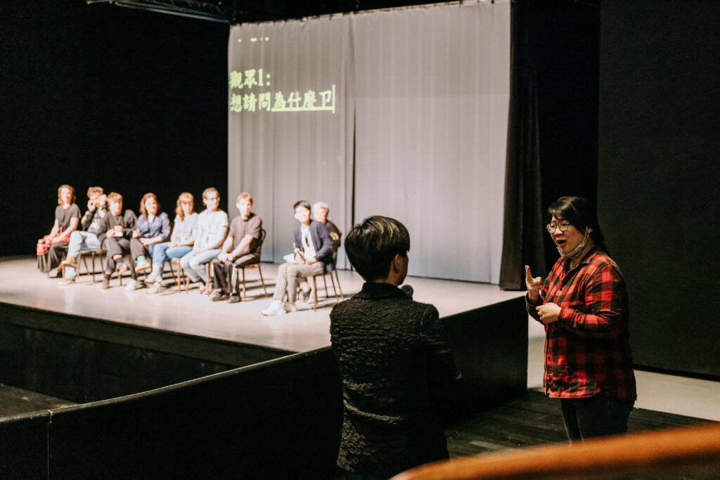 比利時靜物劇團《這就是人「身」啊！》演後座談，聽障觀眾透過手語翻譯協助與導演溝通無礙 。（圖/臺中國家歌劇院提供，攝/李建霖)