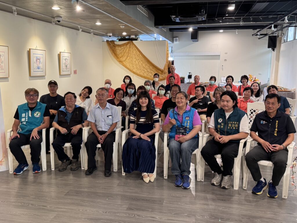 ▲出席個展開幕式的各界貴賓開心合影留念。（圖/臺東生活美學館 提供）