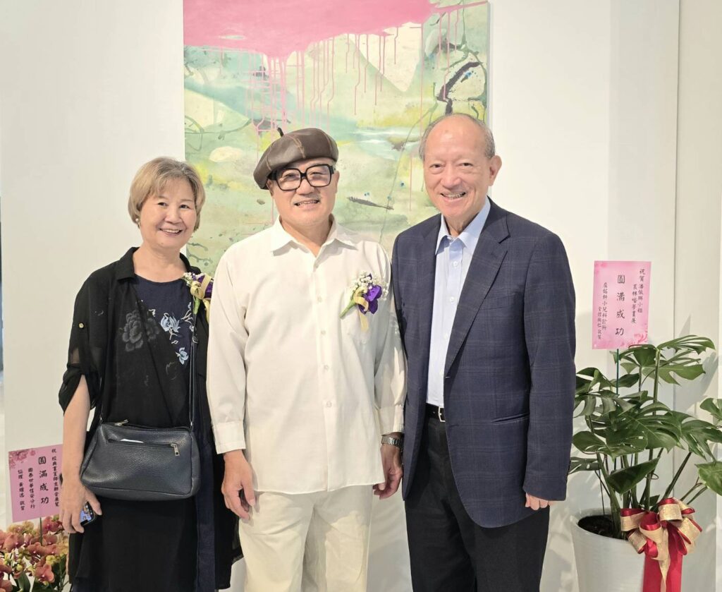 ▲參展藝術家劉玉燕（左起）陳文輝老師與立法院前副院長鍾榮吉，在展場開心合影留念。（記者 辛澎祥/攝）