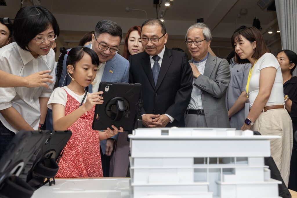 就讀國小三年級的何宇心，帶領行政院長卓榮泰、文化部長李遠、新北市長侯友宜，開箱「國家兒童未來館」願景館，藉由AR擴增實境探索兒未館的驚喜。（圖/文化部提供）