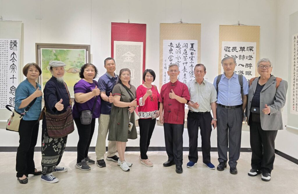 ▲參展老師們在展場開心的與楊旭堂理事長（右四）交流並合影留念。（記者 辛澎祥/攝）