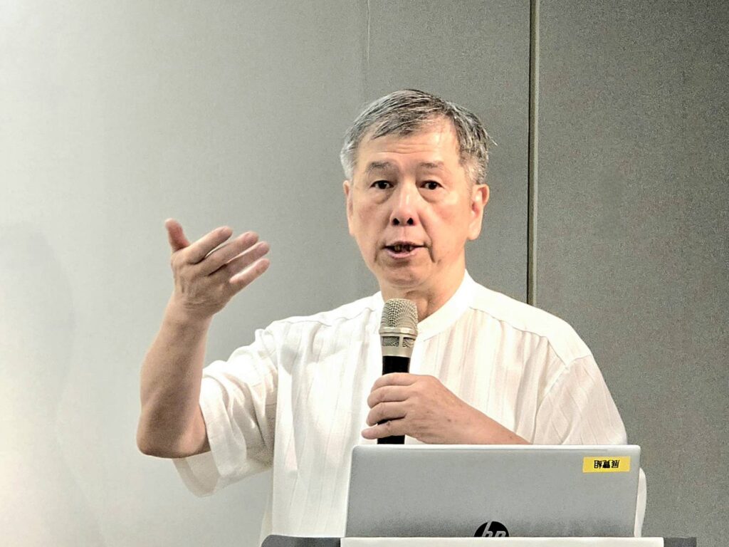 ▲中華孔學會理事長沈禎教授以李奇茂大師不同時期的創作與遊歷，說明大師的人格特質與藝術修為。（記者 辛澎祥/攝）