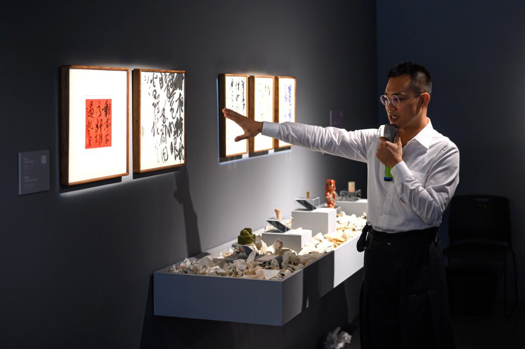 藝術家張天健為貴賓導覽 。（圖/橫山書法藝術館提供）
