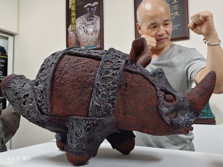 第四屆臺中市工藝師陳金旺老師與作品合照。（圖/文化局提供）