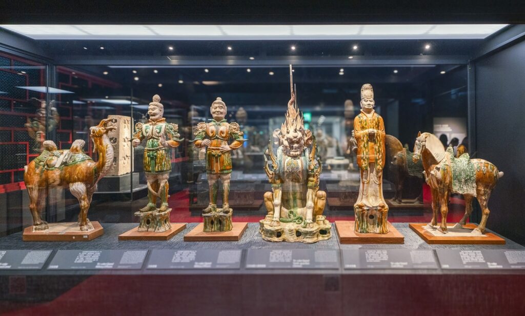 史博館3樓常設展以「在這裡，與大家相遇」為題，精選典藏文物110件，件件精采。（圖/史博館提供）