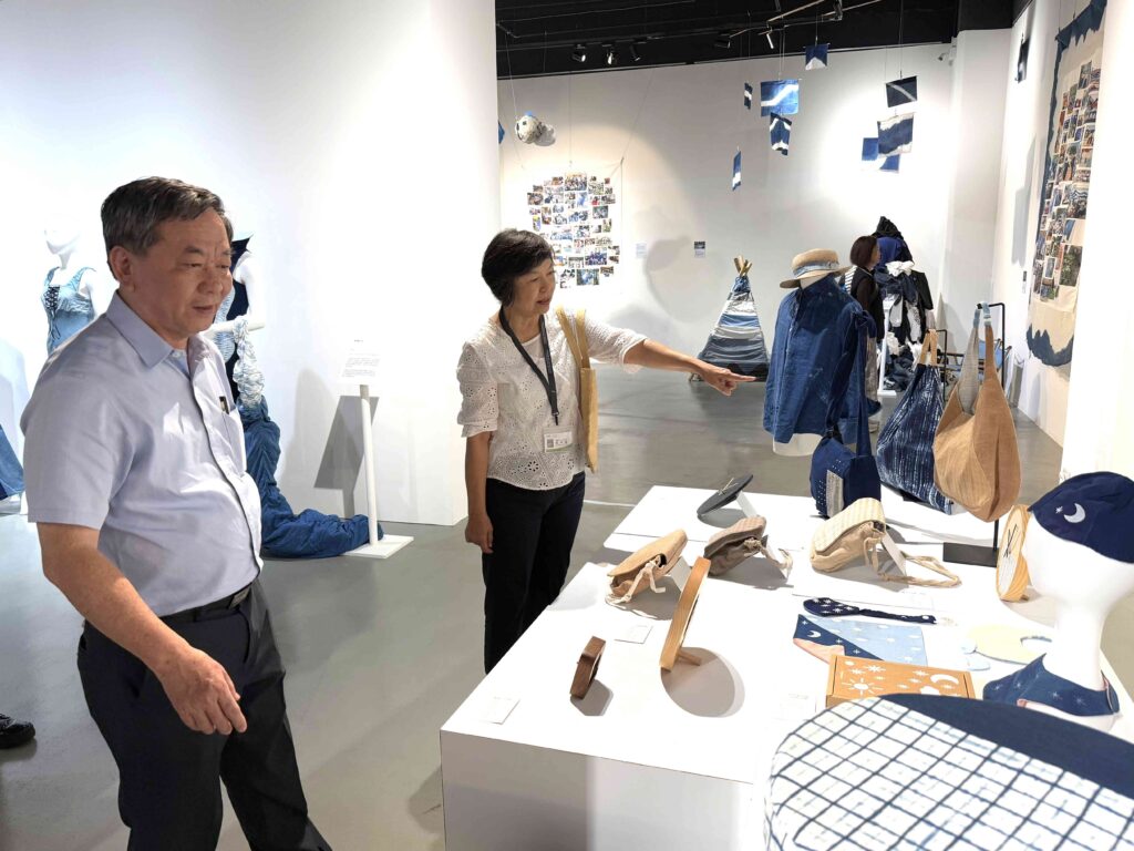 水源地文教基金會董事長葉晉玉(左)帶領社區居民和青年設計團隊振興頭汴坑藍染工藝。（圖/纖維工藝博物館提供）