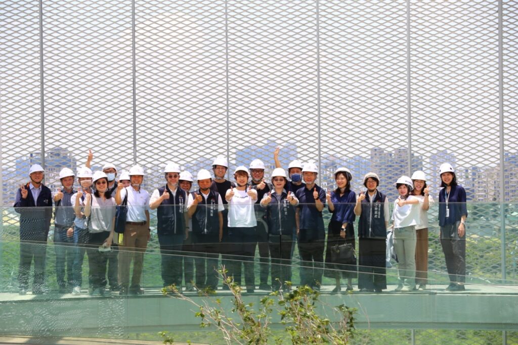 新北市政府副秘書長龔雅雯率隊參訪臺中綠美圖與市府團隊合影。(圖/文化局提供)